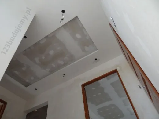 Nowoczesny dwupoziomowy sufit podwieszany z podświetleniem taśmą led