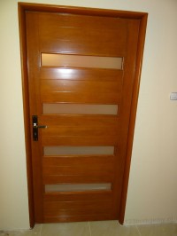 drzwi drewniane sosnowe kolor afromozja brązowo rudawy