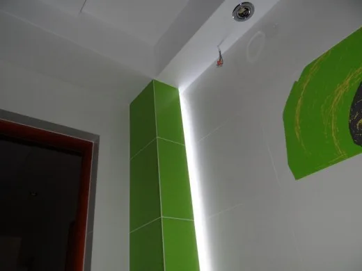 Taśma led w zagłębieniu za filarkiem