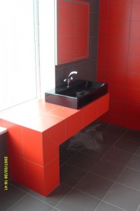 łazienka czarno czerwona
