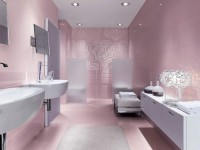 Różowa łazienka, białe meble i dodatki