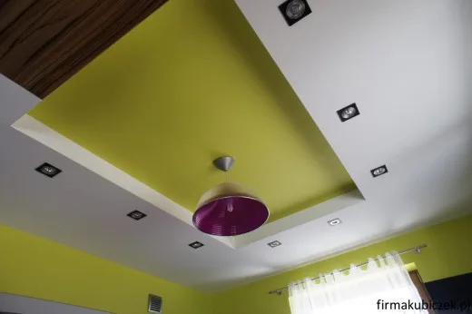 Fajny sufit z kartongipsu z oświetleniem halogenowym