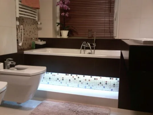 Podświetlenie wanny, kwadratowe miski wc i bidet