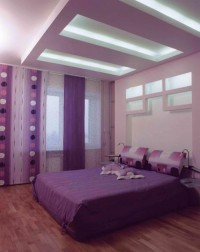 sypialnia na fioletowo z osobnym sufitem