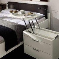 szafka nocna zmieniająca się w stolik na którym możesz podać śniadanie do łóżka
