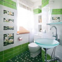 zielono biała łazienka, ze szklaną umywalką