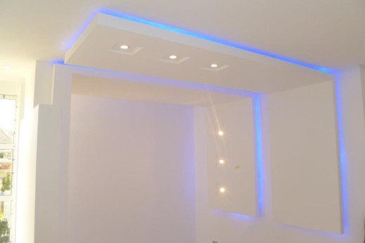 nowoczesny minimalistyczny design konstrukcji na ścianie i suficie błękitnym podświetleniem