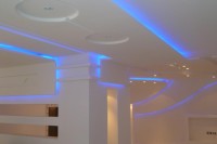 nowoczesny design bajery na ścianach i suficie z niebieskim podświetleniem