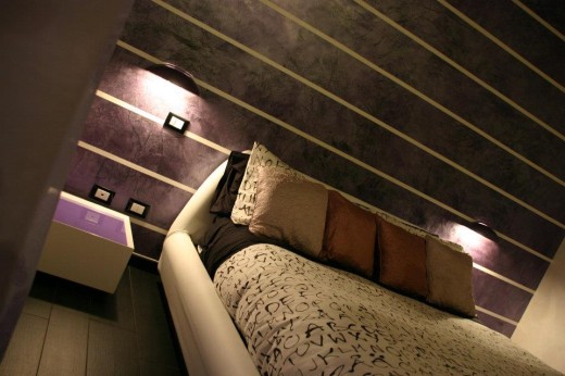 ekskluzywna sypialnia, na ścianie tynk dekoracyjny