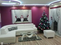piękny salon, bordowe ściany ozdobny sufit podwieszany z oświetleniem diodowym