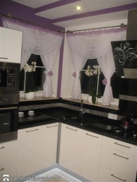 kuchnia, czarne blaty, kremowe fronty mebli, biało fioletowy nowoczesny sufit