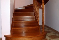 klasyczne schody drewniane zabiegowe