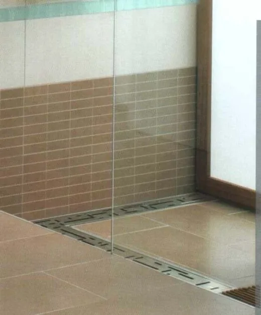 Inspiracje kabiny bez brodzika, odpływ liniowy