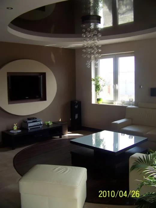 Salon w ciemnym stylu, ciekawy czarny ozdobny sufit napinany