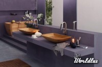 Łazienka modernistyczna z zauważalną grą kolorów – fioletu i wchodzącej w brąz pomarańczy. ...