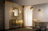 Piękna łazienka w pałacowym stylu. Rzeźbione nogi wanny w połączeniu z eleganckim lustrem nadają ...
