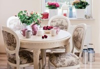 stolik w pokoju kobiecym – na wieczorne spotkania przy herbacie…
