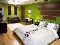 zielone ściany w sypialni, jasno brązowe panele, ciemno brązowe ozdobne panele na ścianie
