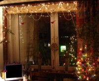 Bożonarodzeniowy wystrój okien – moc lampek świecidełek i błyskotek nadaje wnętrzu magii