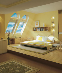 Piaskowa sypialnia z charakterystycznymi zaokrąglonymi oknami dachowymi
