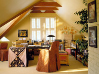 Żółty pokój dzienny i…   charakterystyczne pokrowce na fotele