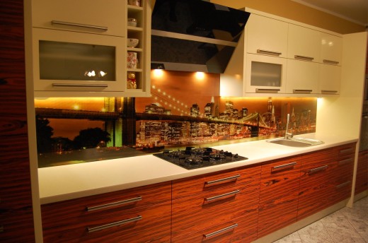 Grafika na szkle między meblami w kuchni