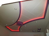 Osobny sufit podwieszany z oświetleniem taśmą led RGB