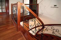 Schody ażurowe z drewna merbau (4) – zbliżenie na balustradę