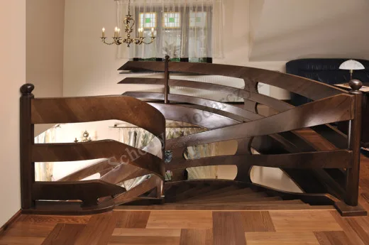 Schody dębowe pełne z podstopniami (6) – zbliżenie balustrady