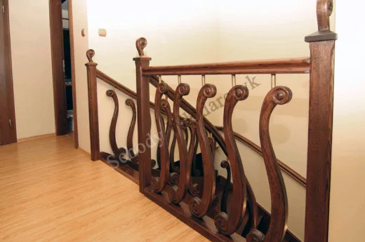 Schody dębowe pełne z podstopniami z pierwszym słupem rzeźbionym – zbliżenie na balustradę (5)