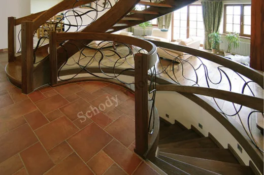 Schody dębowe ażurowe z balustradą z elementów kutych – widok z góry (4)