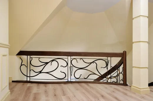 Schody dębowe ażurowe wykonane z jednego polika giętego – zbliżenie balustrady (5)