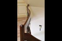 Schody dębowe ażurowe wykonane z jednego polika giętego – zbliżenie poręczy balustrady (7)