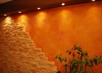 tynk dekoracyjny strukturalny w jaskrawym pomarańczowym kolorze połączony z sztukaterią gipsową, ...