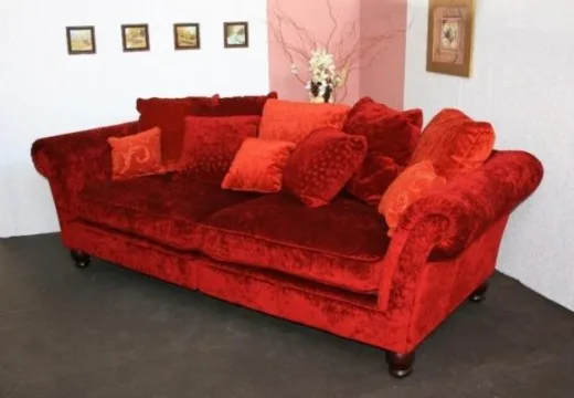 Trójosobowa tapicerowana sofa klasyczna na drewnianych nóżkach – kolor czerwony