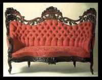 Iście królewski mebel – sofa tapicerowana z obramówką z drewna