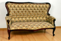 Meble stylowe – sofa Ramzes – z elementami z drewna
