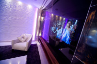 salon, kino domowe, wielki telewizor na ścianie z podświetleniem fioletowym taśma rgb tags[salon ...