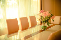 wazon na stole z kwiatami