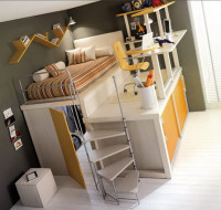 aranżacja małego pokoju dla dziecka zabudowa tworzy dwa poziom, na dole szafa, na górze łóżko i  ...