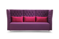 Nowoczesna sofa w odcieniu fioletu z pięknymi bordowymi poduszkami