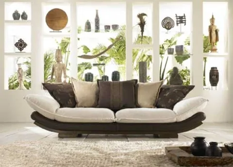 Sofa typu jongue – wnętrze rustykalne, kontrast odcieni bieli, kremu i kakao