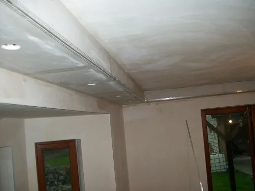 Półka pod sufitem z płyt kartonowo gipsowych z oświetleniem punktowym 12v