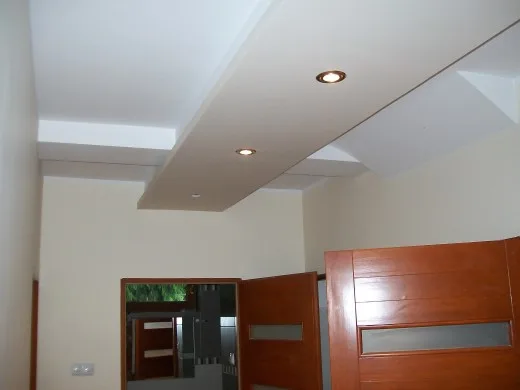 Obniżony sufit przez środek holu, oświetlenie led, nowoczesny sufit z podświetleniem led