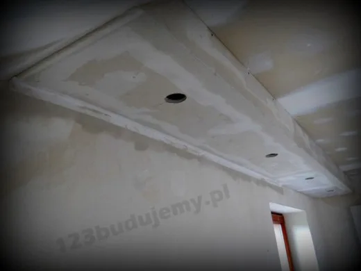 Obniżony sufit z oświetleniem, gzyms przysufitowy