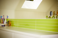 łazienka, lustro na całą ściane, zielone płytki tubądzin colour