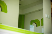 odbicie w lustrze. Zielona łazienka płytki tubądzin colour