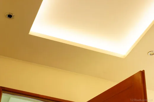 Sufit dwupoziomowy z oświetleniem led
