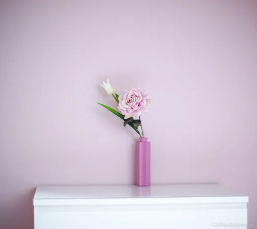 Flakon z różą na białej komodzie malm z ikea