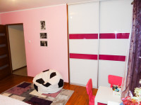 biała szafa lacobel z dwoma pasami różowymi na środku, pokój dziwczynki
